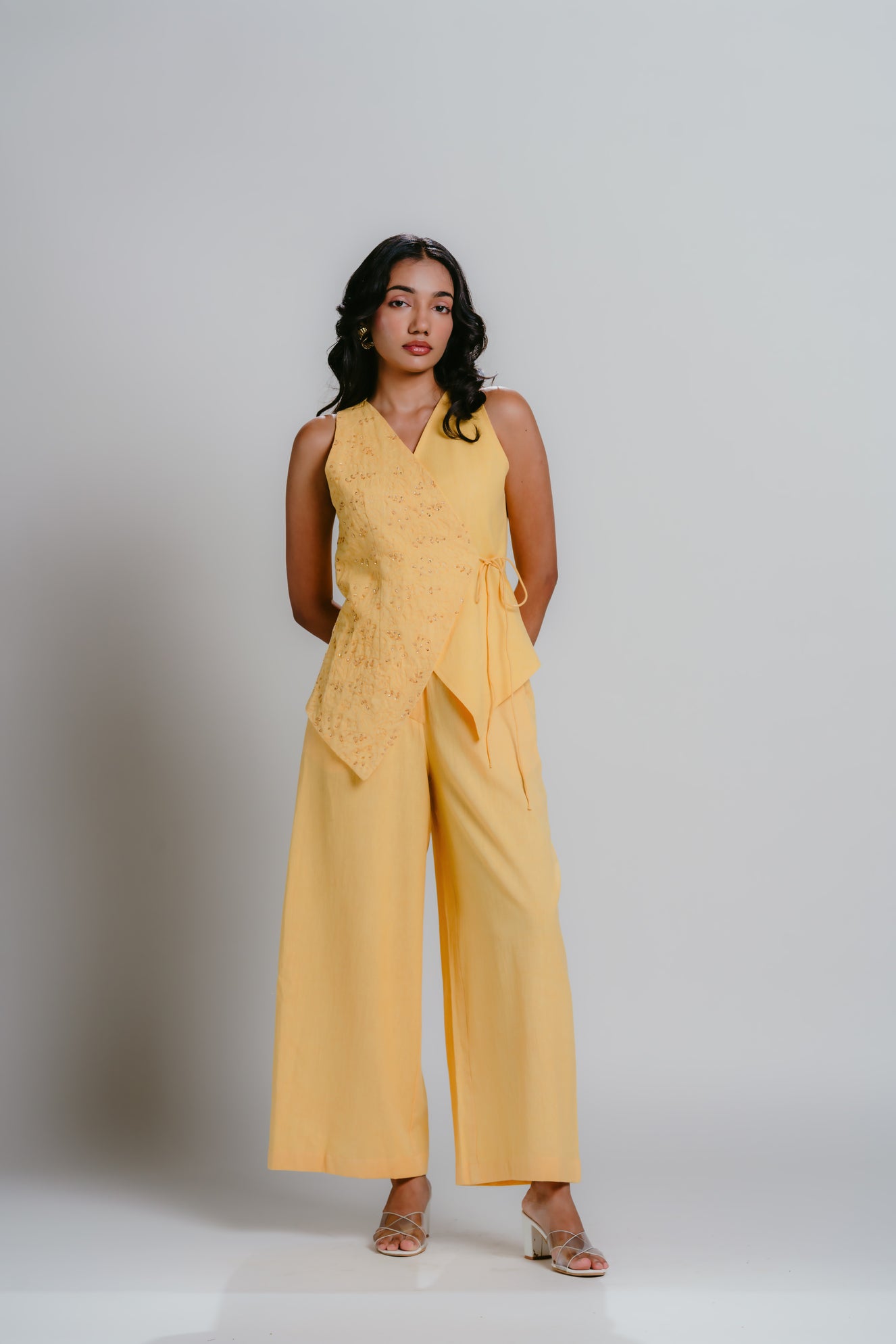 Yellow embroidered tie-up set