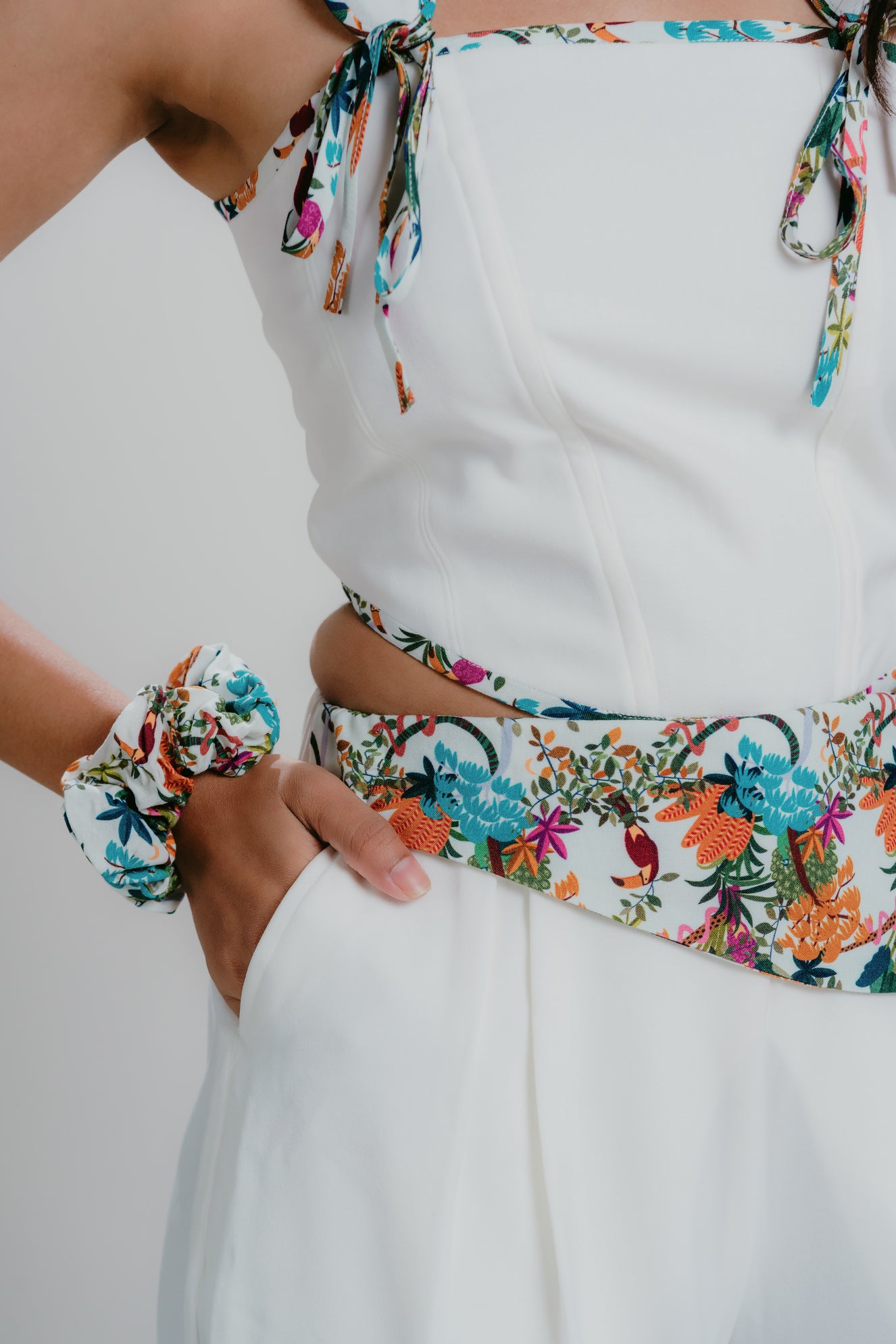 Print details on white pants