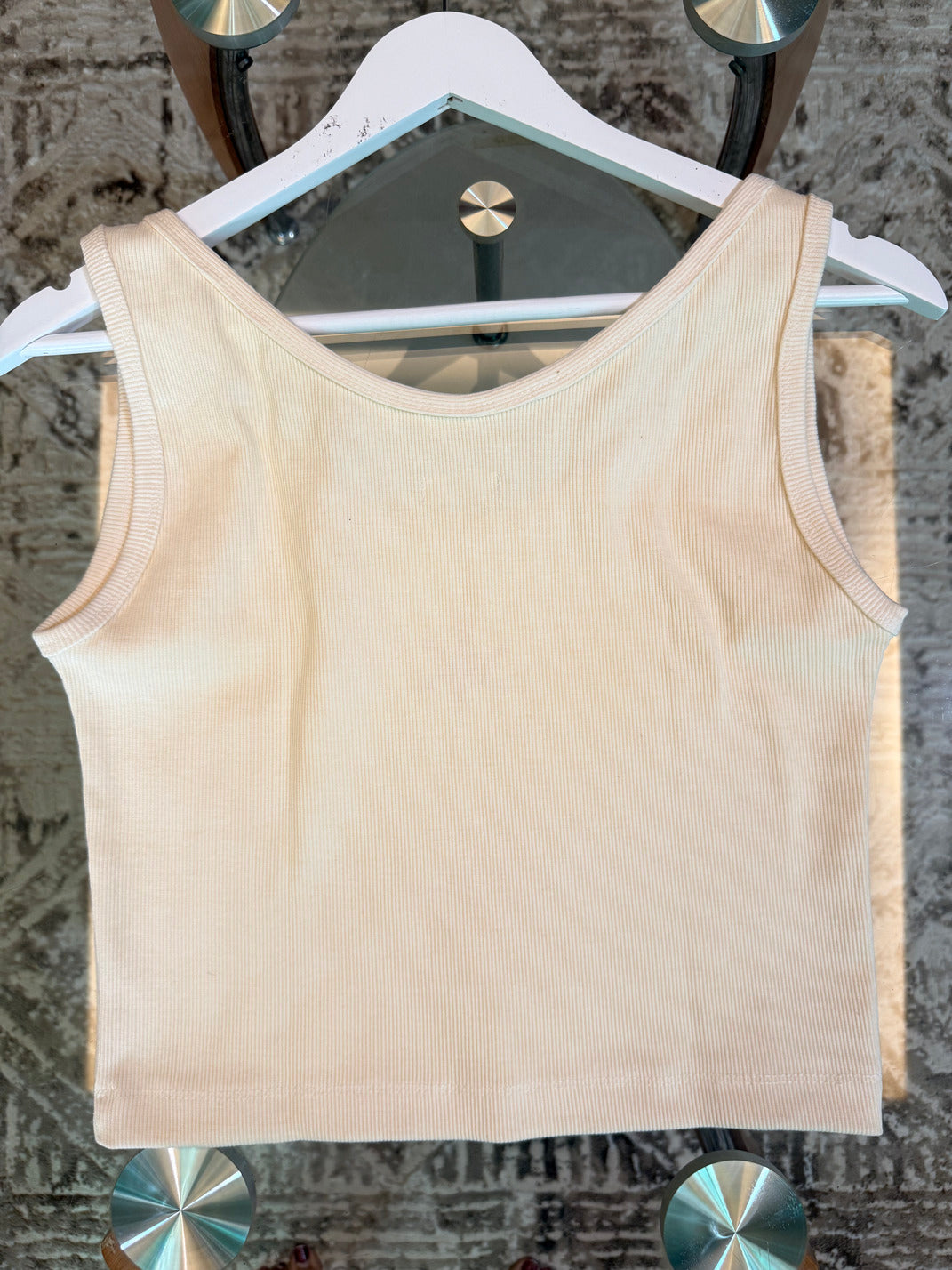 Beige tank top with a sun embroidered detail